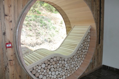 Tonneau de repos du Nature-Spa de La Cheneaudière avec vue sur les rochers