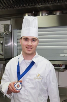 Jean-Paul Acker et sa médaille de "Jeune Chef Rôtisseur 2015"